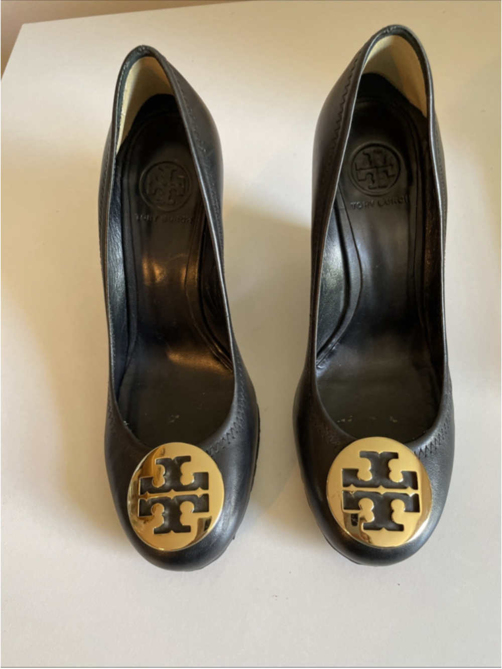 Tory Burch Sally Wedge Shoes Sz 8M Gold Logo Medallion Black Leather Heels Pumps